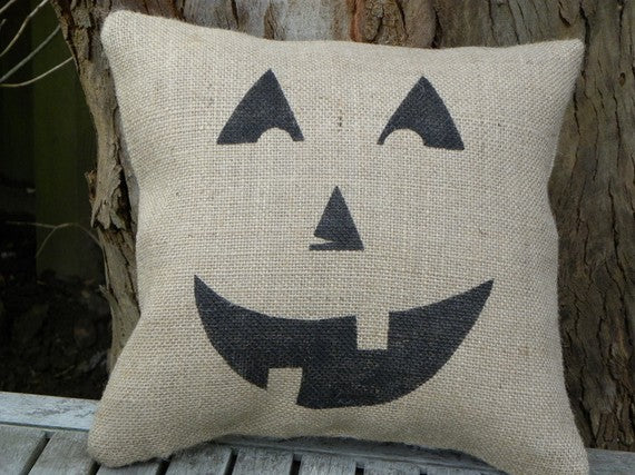 Friday Find :: Jack-O-Lantern Pillow Cover {Halloween Ideas}