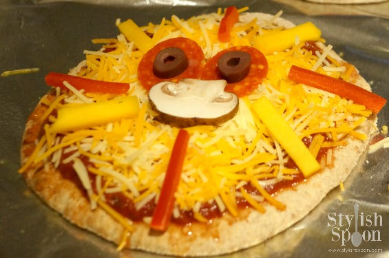 Lion Pita Pizzas - healthy and cute dinner or snack for the kids from Mango.org